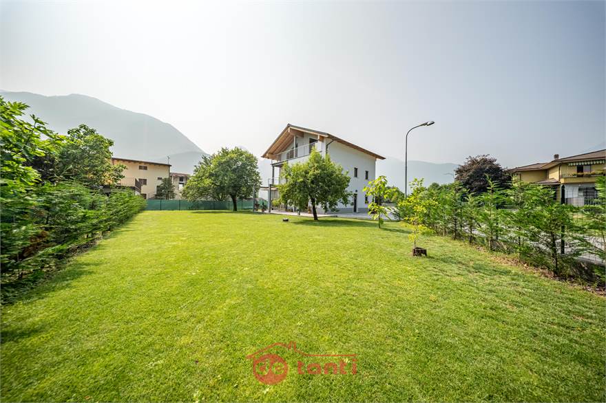 GIARDINO PRIVATO E VISTA ESTERNA