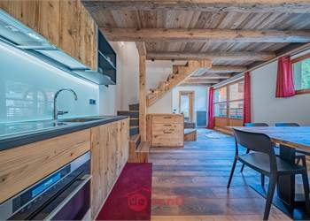 PORZIONE DI ATTICO PANORAMICO A MADESIMO: L'ELEGANZA HA UN NUOVO INDIRIZZO