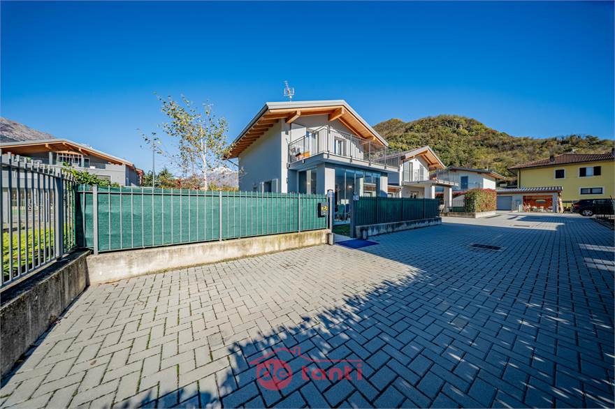 PIAZZALE E POSTI AUTO