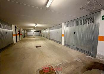 BOX AUTO IN POSIZIONE CENTRALE A MADESIMO! 