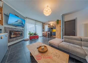 LA TUA VILLETTA A SCHIERA A NOVATE CON VISTA LAGO