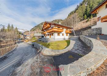 AMPI SPAZI E GIARDINO PRIVATO A PIANAZZO