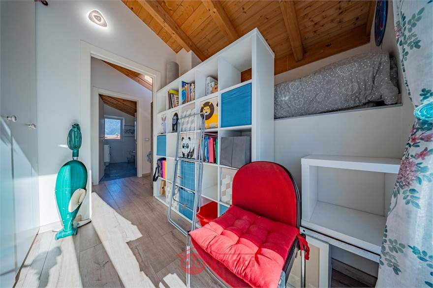 CAMERA 2 / RIPOSTIGLIO