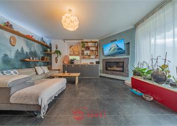 NOVATE MEZZOLA: VISTA PANORAMICA, GIARDINO PRIVATO E 160 MQ DI COMFORT