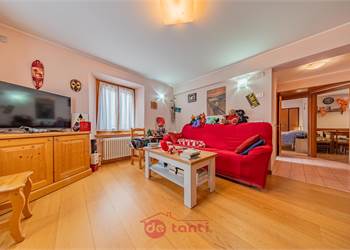 COMODO TRILOCALE ALLE PORTE DI CHIAVENNA CON BOX