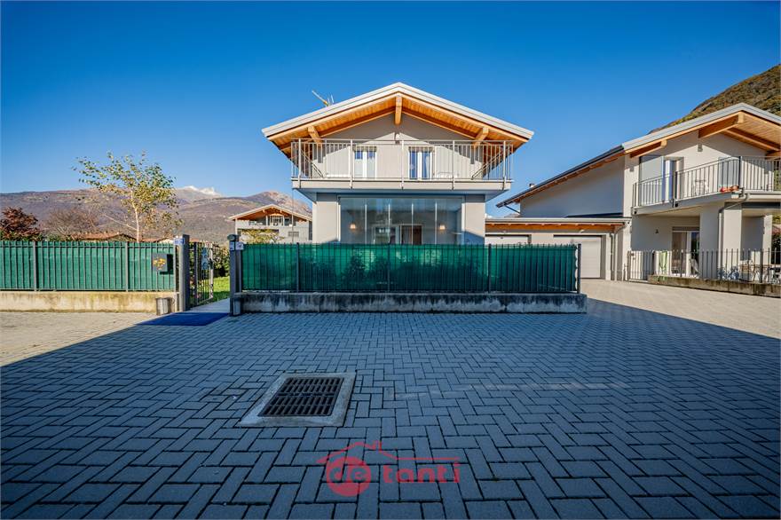 PIAZZALE E POSTI AUTO