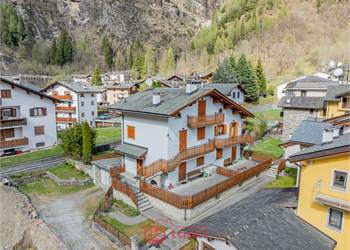 CURA E SPAZIO NEL CUORE DI CAMPODOLCINO: APPARTAMENTO CON BOX 