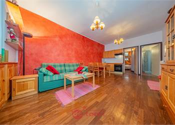 SPAZI RAGIONATI E ATMOSFERE ACCOGLIENTI: BILOCALE A PIANAZZO