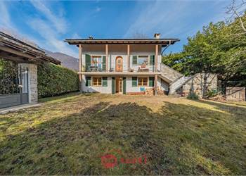 CASA SINGOLA CON GIARDINO A PRATA CAMPORTACCIO: LUCE E SPAZIO PER LA TUA FAMIGLIA 