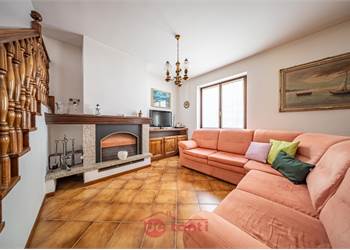 PIU' SPAZIO, PIU' COMFORT, PIU' FUTURO: VILLETTA BIFAMILIARE A MESE CON GIARDINO