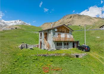 IMMERSO NELLA PACE DELLA MONTAGNA: BILOCALE A TEGGIATE 