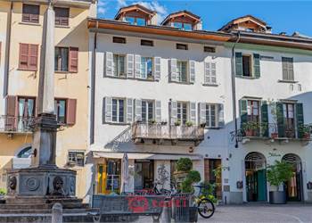 IL CUORE PIU' AUTENTICO DI CHIAVENNA: BILOCALE IN VENDITA IN PIAZZA PESTALOZZI