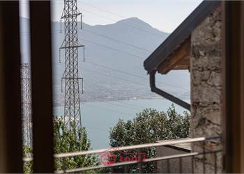 MONTEMEZZO: IL TUO ANGOLO DI PACE VISTA LAGO. CASA SINGOLA CON GIARDINO 