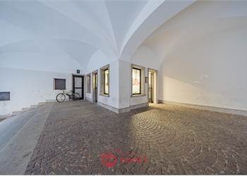 NEL CENTRO STORICO DI CHIAVENNA C'E' LO SPAZIO PERFETTO PER LA TUA ATTIVITA'
