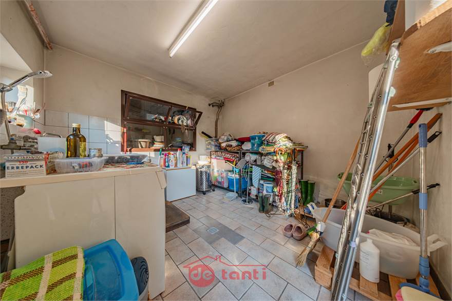 LOCALE LAVANDERIA 