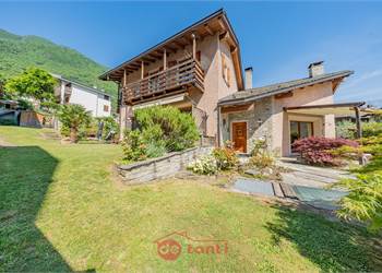 ELEGANZA, TRADIZIONE E COMFORT A SAMOLACO: CASA SINGOLA CON GIARDINO