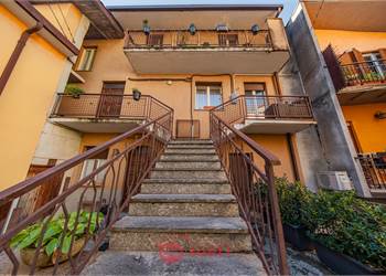 SPAZIO, CALORE E CENTRALITA': PORZIONE DI CASA A DUBINO 